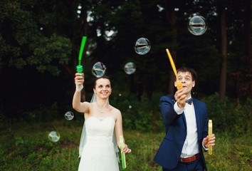 the groom and his wife make soap bubbles