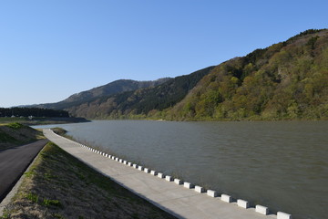Obraz premium 日本三大急流 最上川 ／ 山形県内の源流から河口まで流れる日本三大急流の一つ、最上川です。一つの都府県のみを流域とする河川としては、延長229kmと国内最長の河川です。