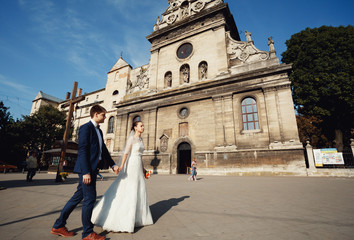 Obraz premium young couple passes by architectural monument
