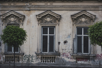 Fototapeta na wymiar Old windows in Bucharest