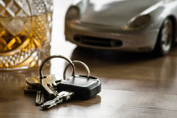 Schlüssel Whiskey und Auto