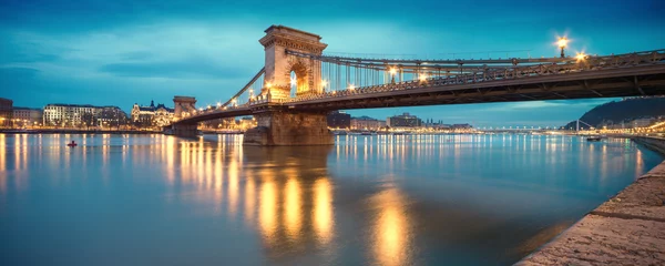 Photo sur Plexiglas Széchenyi lánchíd Pont des chaînes Czechenyi à Budapest, Hongrie, tôt le matin