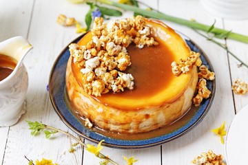 Cheesecake with caramel and popcorn