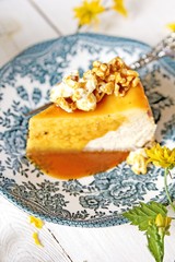 Cheesecake with caramel and popcorn