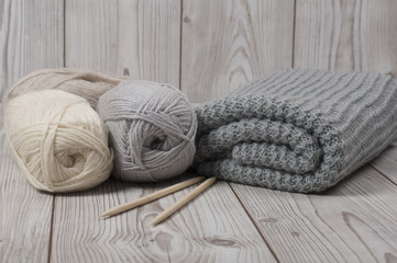 Wool yarn and knitted blanket