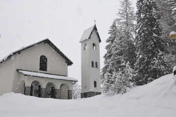 chiesa chiese campanile neve nevicata chiesa alta montagna 