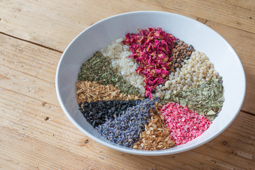 Weihrauch / Räucherwerk in Porzellanschüssel