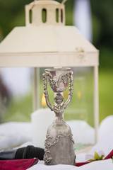 Hochzeitsbecher auf Hochzeit im Sommer bei Trauung