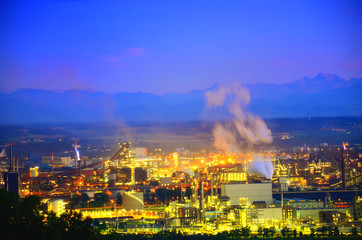 Obraz premium Industrie in der blauen Stunde