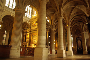 Fototapeta na wymiar Nef gothique de Saint-Nicolas-des-Champs à Paris, France