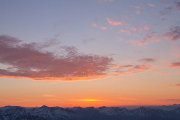 Закат солнца летним днем в горах