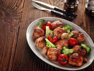 Fried rolls of turkey with broccoli.