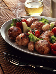 Fried rolls of turkey with broccoli.