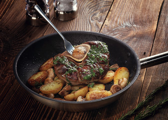 Fried ossobuco with vegetable ragout of potatoes and mushrooms.