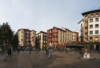 Paesi Baschi: vista dei palazzi di Piazza Unamuno, al centro del Casco Viejo, la citt&agrave; vecchia di Bilbao