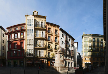 Paesi Baschi, 25/01/2017: i palazzi colorati di Plaza de Santiago, Piazza Santiago, al centro del Casco Viejo, il quartiere più antico e il nucleo originario di Bilbao