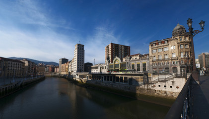 Paesi Baschi, Spagna, 26/01/2017: il fiume Nervion e lo skyline di Bilbao con la stazione di Bilbao Concordia, nota anche come stazione di Bilbao Santander e costruita in stile modernista liberty