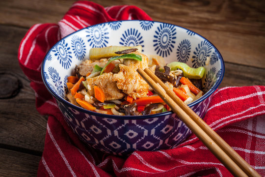 Bowl of fried chicken with vegetables.