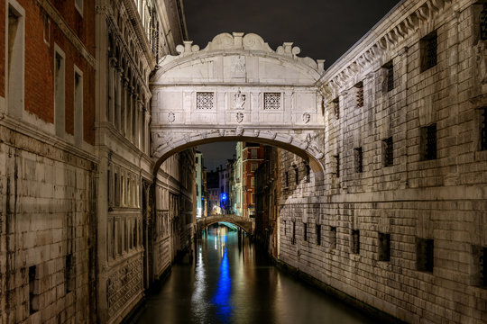 Famous Bridge of Sighs (Ponte dei Sospiri) landmark at night, Venice (Venezia), Italy, Europe