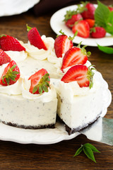 Creamy cheesecake with chocolate Oreo biscuits and strawberries.