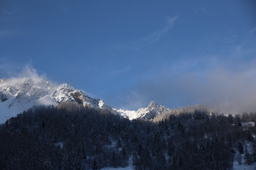 paese di montagna con neve nevicata nevica case di montagna monti inverno freddo