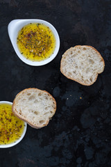 Ölivenöl mit provenzalischen Kräuter und Brot auf einem alten Metalluntergrund