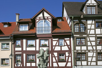 Fototapeta premium Fachwekrhäuser und Schnabelgierebrunnen in der Altstadt von Meersburg am Bodensee, Baden-Wuerttemberg, Deutschland, Europa