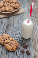Chocolate chip cookies with milk