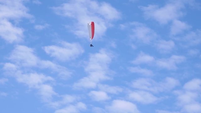 Footage of a para-glider enjoying the flight...