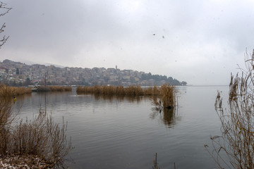 Foggy winter scenery at the lake of Kastoria Greece, during a he - 136320186