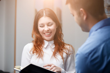 Obraz premium Young girl laughing in office