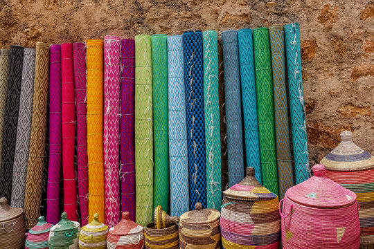 Bunte Teppichrollen