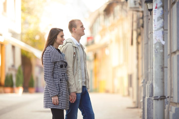 Naklejka premium Young couple is strolling around the city and window shopping.