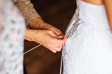 Obraz na płótnie Canvas tying bridesmaid dress