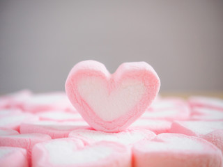 Fototapeta premium pink heart shape marshmallow for valentines background