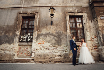 Fototapeta na wymiar Beautiful couple near old building
