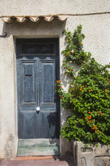 Fototapeta na wymiar Alte blaue Haustür in einem französischen Dorf