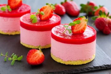Fotobehang Dessert Aardbeiencake met bessengelei.