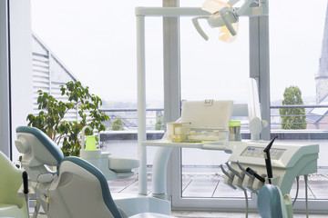 Behandlungsraum einer Zahnarztpraxis modern gestaltet