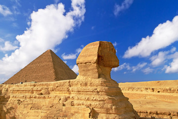 Fototapeta na wymiar Sphinx and Pyramid of Chefren in Giza, Egypt