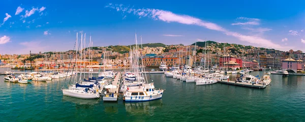 Zelfklevend Fotobehang Liguria Panorama van de jachthaven Porto Antico Genova, waar veel zeilboten en jachten zijn afgemeerd, Genua, Italië.