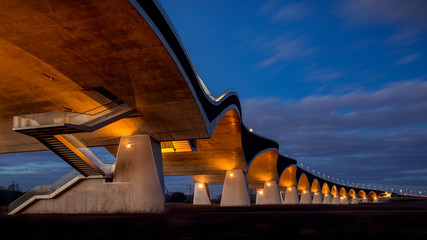 Fototapeta na wymiar De Oversteek Brücke beleuchtet am Abend