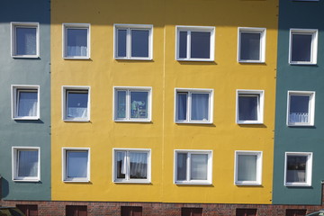 Fenster an einem Mehrfamilienhaus