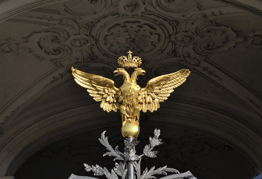 Двуглавый орел - герб России на воротах Зимнего дворца в Санкт-Петербурге