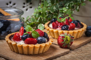 Fresh homemade fruit tart with strawberries and blueberries. - obrazy, fototapety, plakaty