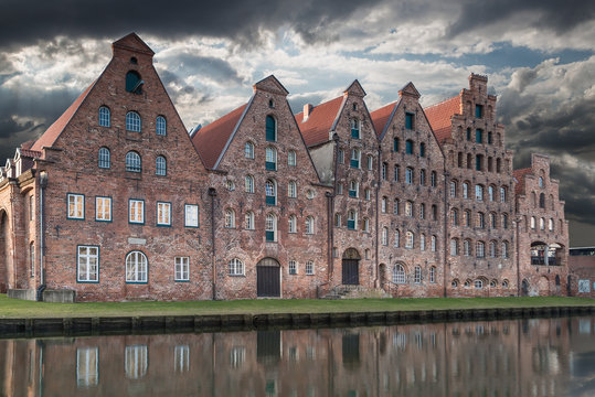  Salzsspeicher  von L&uuml;beck bei Gewitterstimmung