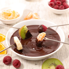 chocolate fondue with fruits