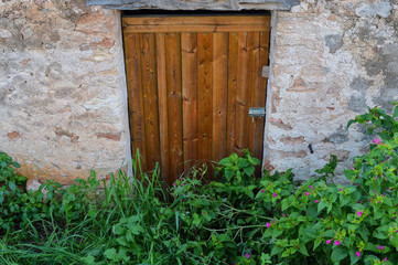 Fototapeta na wymiar Abandoned house entrance