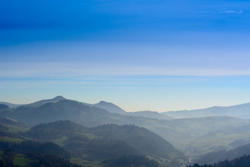 Naklejka premium Blue sky and misty mountains