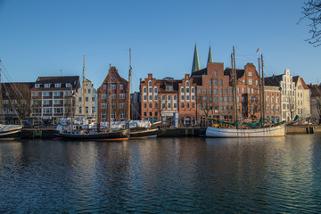 Fototapeta na wymiar Altstadt in Lübeck mit Hafen 